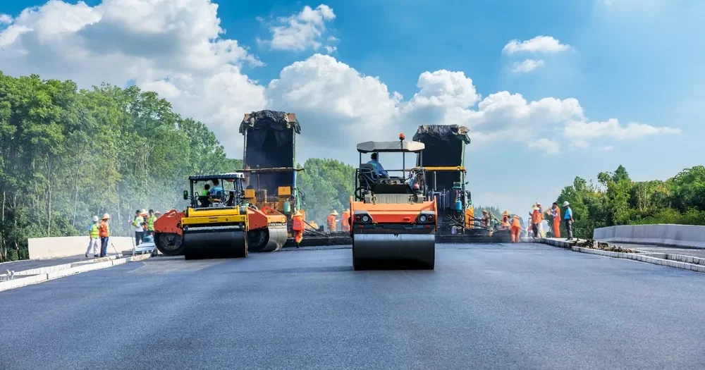 Construction,Site,Is,Laying,New,Asphalt,Pavement,,Road,Construction,Workers