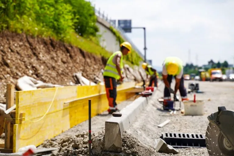 Process,Of,Highway,Construction,With,Concrete,Road,Curbs,And,Work